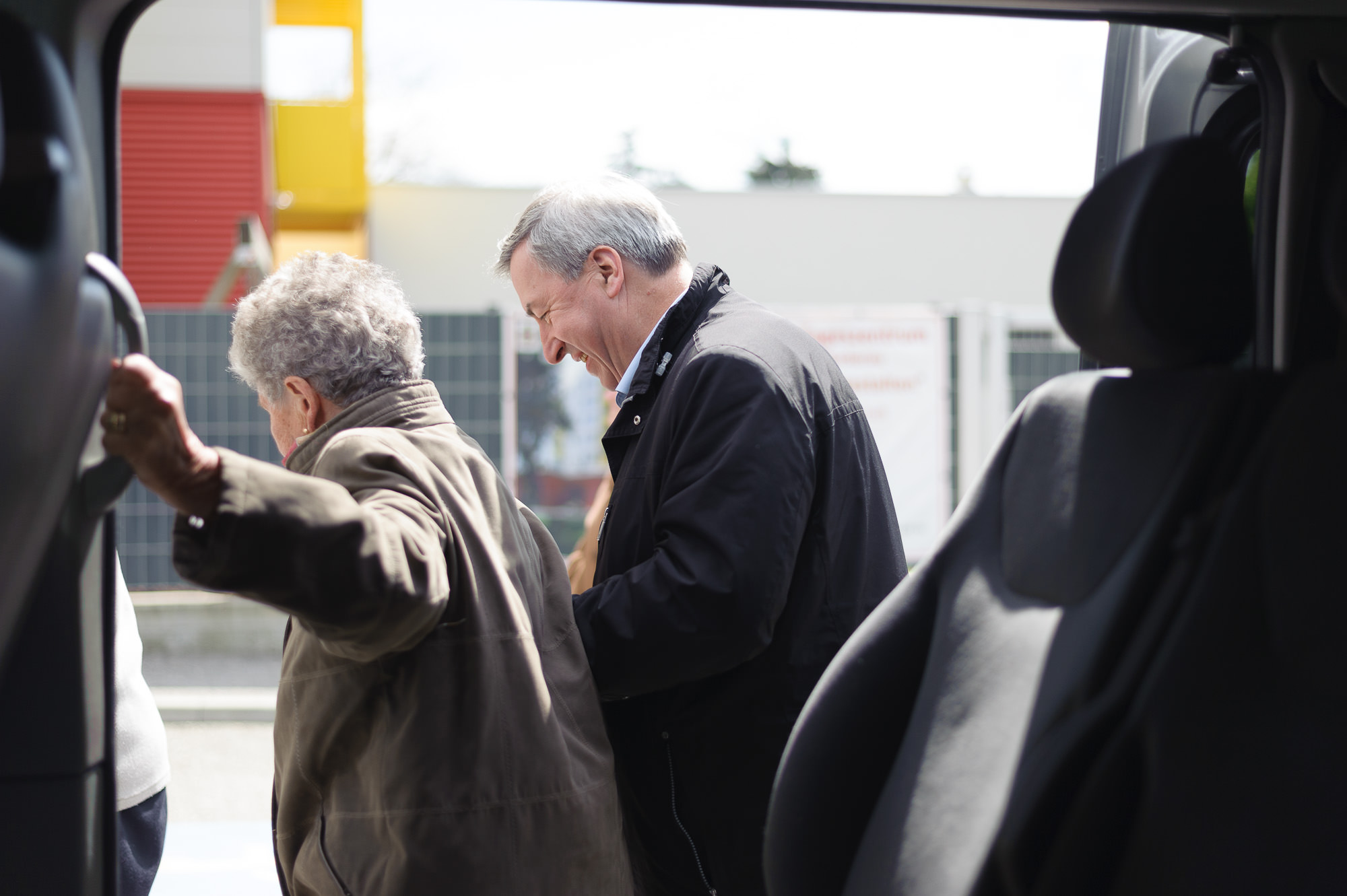Zwei ältere Personen steigen gerade aus deinem Kleinbus aus
