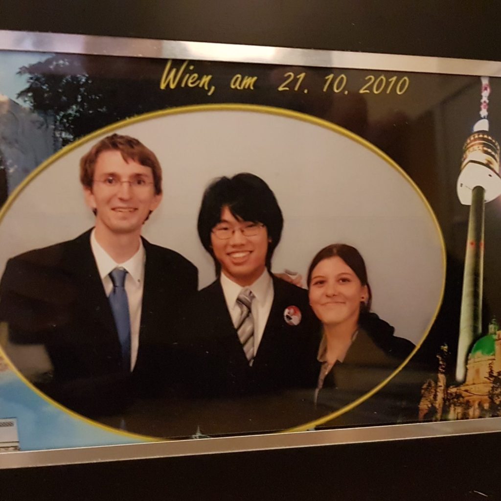 Ein Foto von Mario, Mike und Rebekka auf einem Geschäftsausflug in Wien.