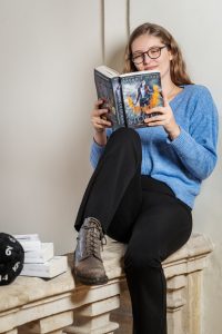 Das Portrait von Jessica Kreuzberger, zeigt sie ein Buch lesend