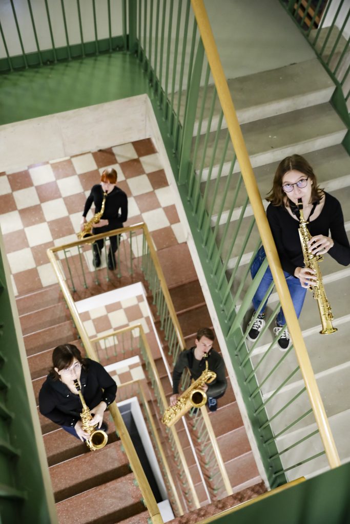 Schüler:innen des JJF Konservatoriums im Stiegenhaus spielend